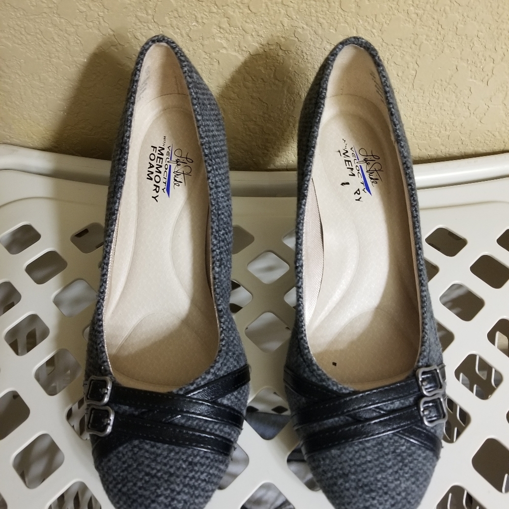Gray pump with front black straps